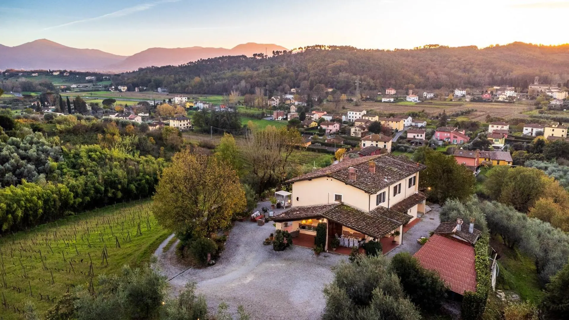 Villa Amore, A Romantic Hilltop Farmhouse In Lucca