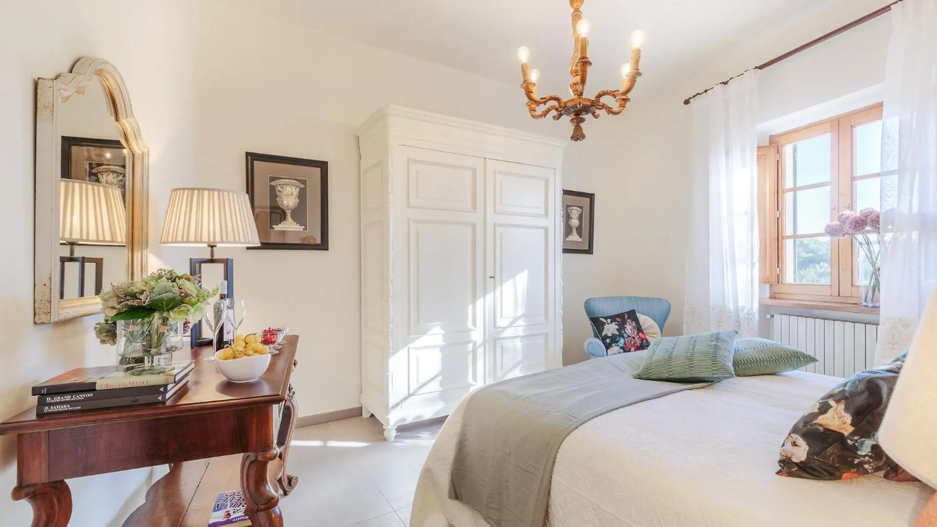 Villa Amore, A Romantic Hilltop Farmhouse In Lucca