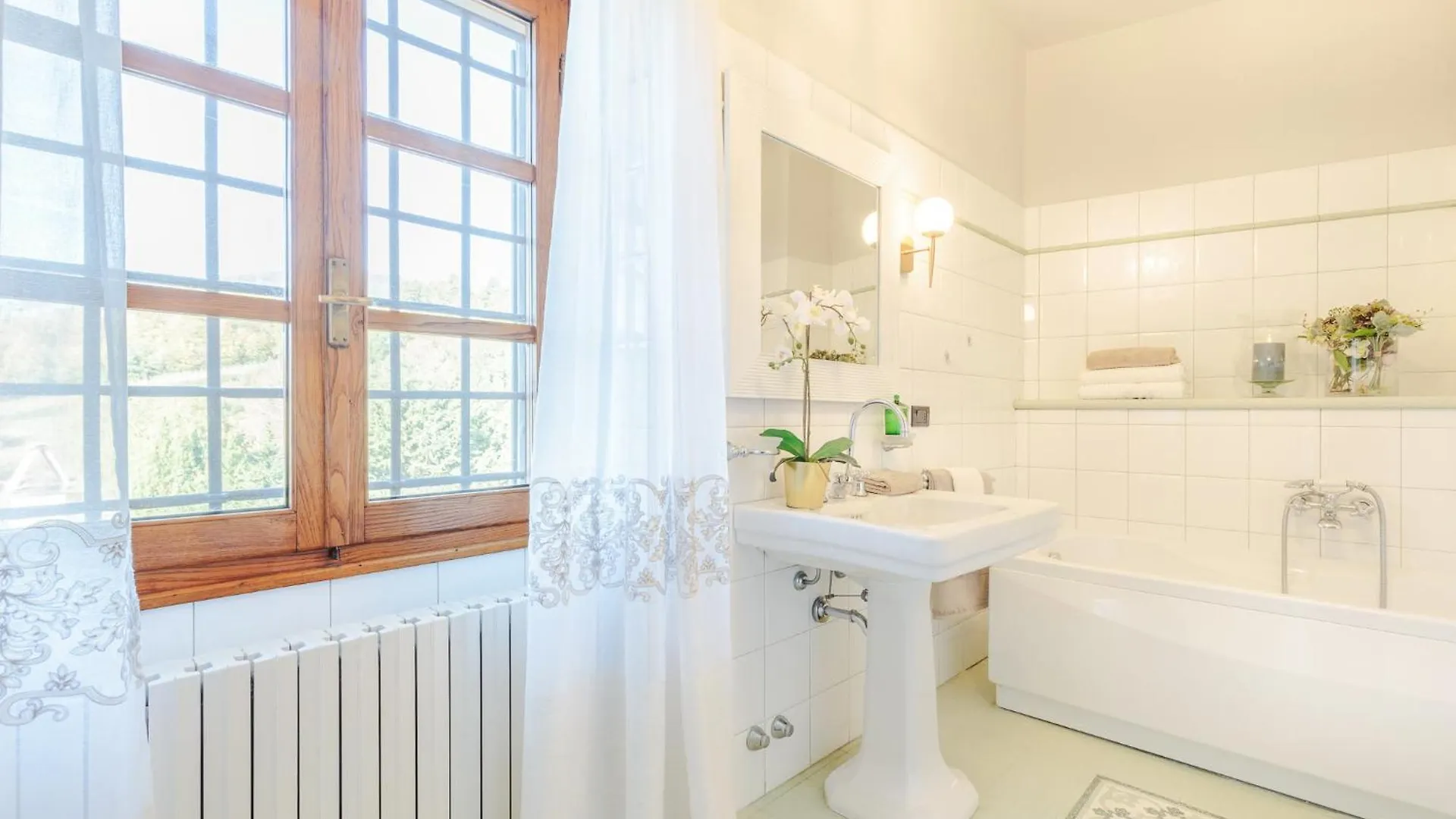Villa Amore, A Romantic Hilltop Farmhouse In Lucca