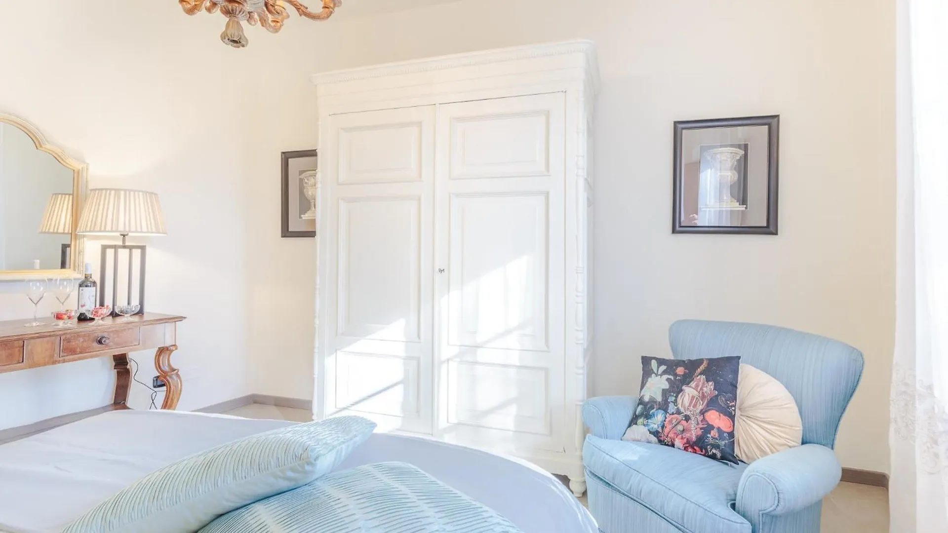 Villa Amore, A Romantic Hilltop Farmhouse In Lucca