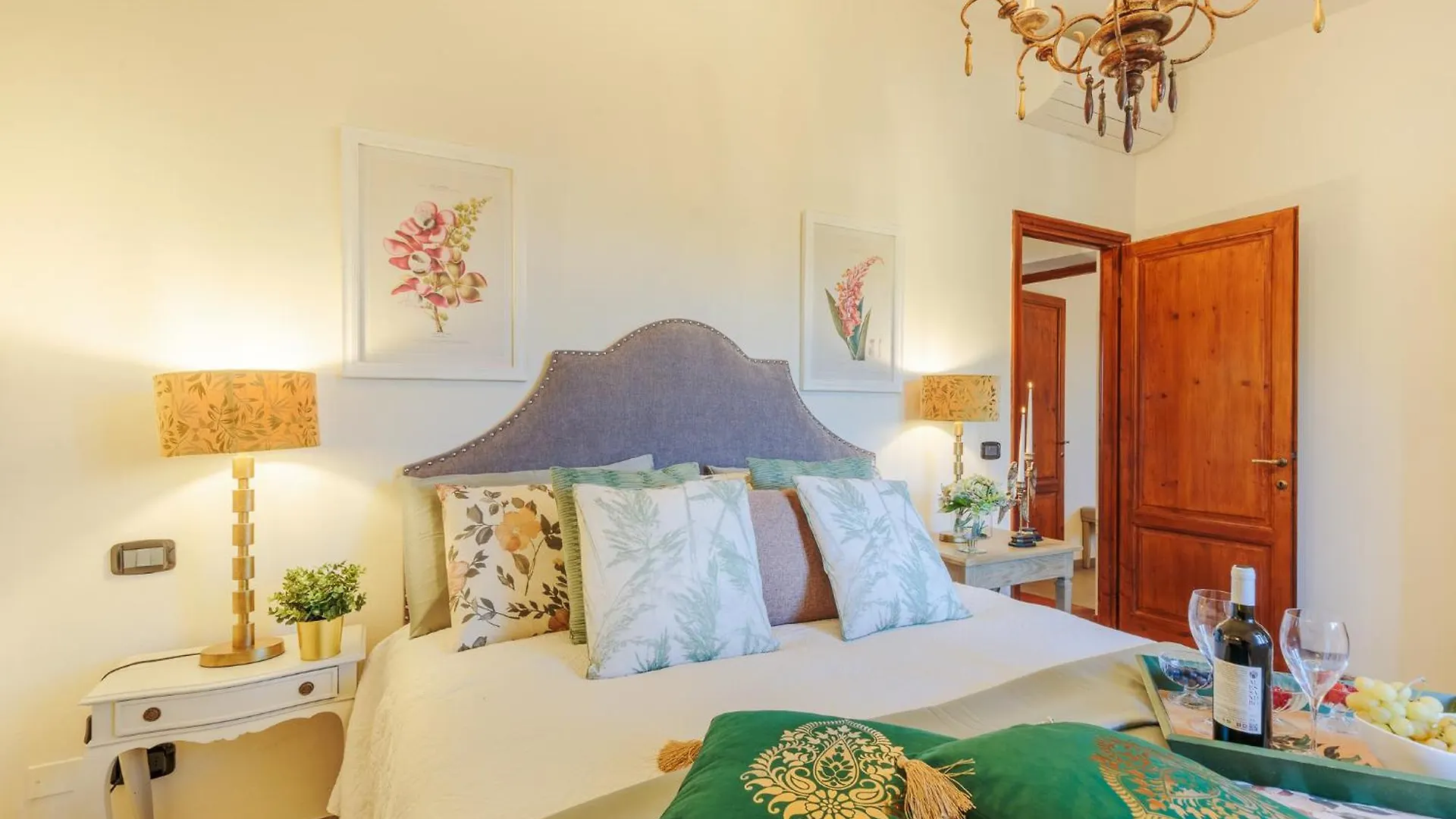 Villa Amore, A Romantic Hilltop Farmhouse In Lucca Italien