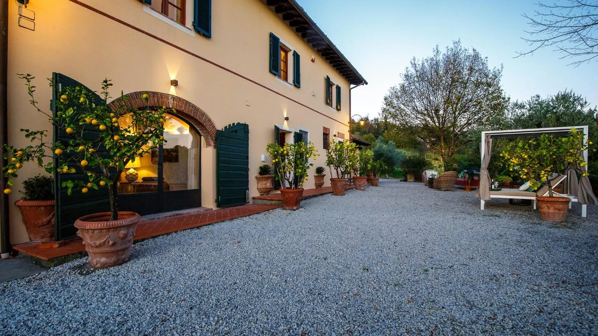 Villa Amore, A Romantic Hilltop Farmhouse In Lucca Italien